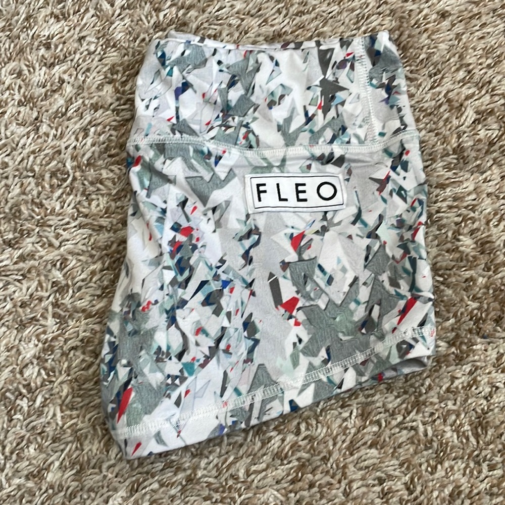 Fleo shorts size small